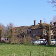 T-boerderij bestaande uit een voor- en achterhuis