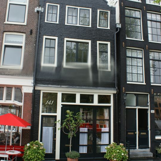 Pand met gevel onder klokvormige top met rollagen