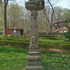 Votivní sloup v parku na návsi v Červeném Hrádku