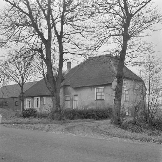 Gepleisterde boerderij uit de 17e of 18e eeuw met fraai bouwlichaam. Rieten schilddak en vensters met negenruitsschuiframen.