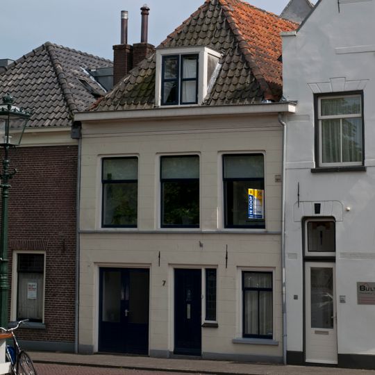 Hoekpand met gepleisterde gevels met zijgevel met kroonlijst aan de Graafschap en tuitgevel aan de Vloeddijk