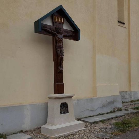 Kříž u kostela Narození Panny Marie ve Zdicích