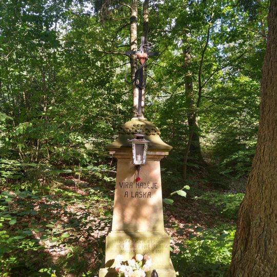 Kříž před kostelíkem v Rokoli