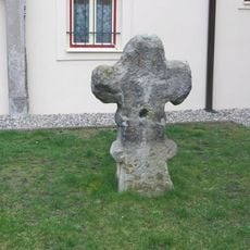 Smírčí kříž na nádvoří Oblastního muzea v Děčíně