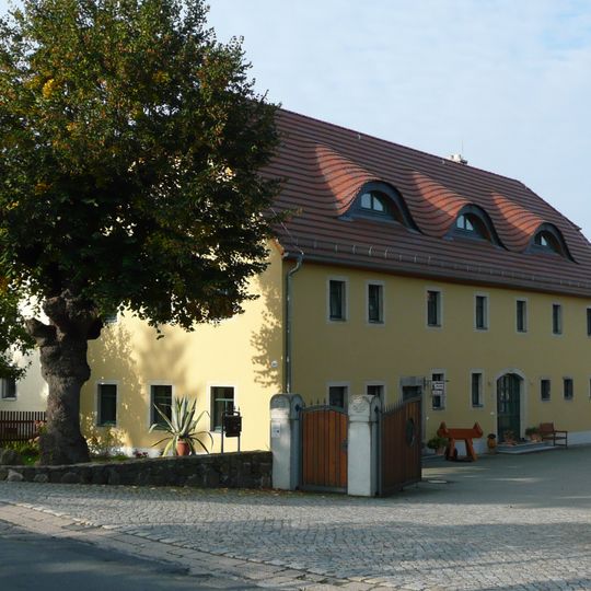 Wohnstallhaus eines Bauernhofes, mit Hofeinfahrt Berbisdorfer Hauptstraße 43