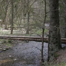 Lávka přes Ostružnou pod hradem Velhratice