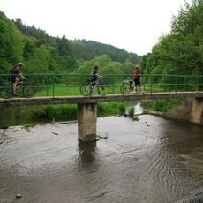 Lávka přes přeliv rybníka Okrouhlík v Unhošti
