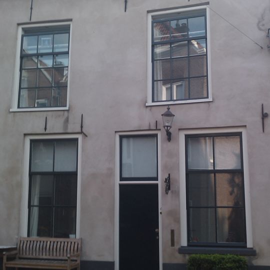 Pand met gepleisterde rechte gevel xviii/xix