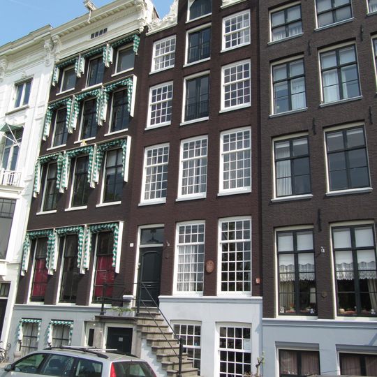 Pand met halsgevel met gelobde volutenafdekking