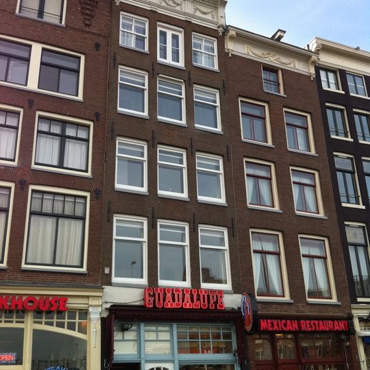 Pand met gevel onder rijk gesneden rechte lijst