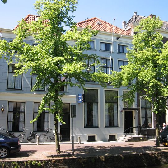 Pand met eenvoudige, gepleisterde lijstgevel