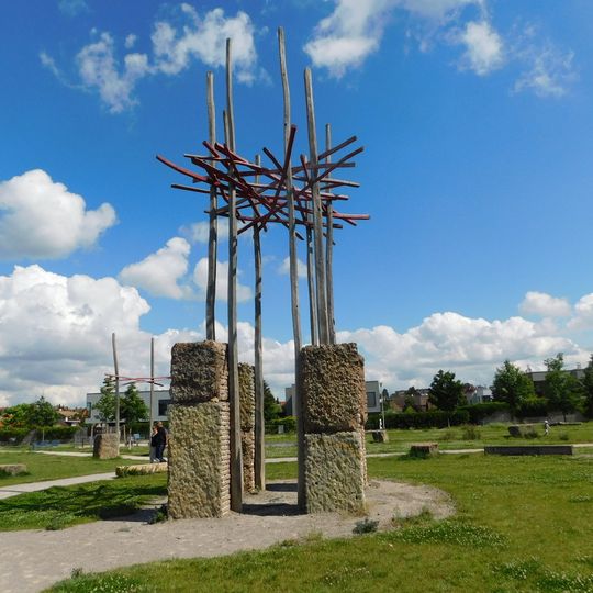 Plastika Hnízdo v Dolních Břežanech