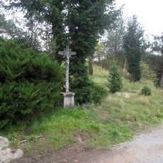 Kříž severozápadně od Bezděkova u rozcestí