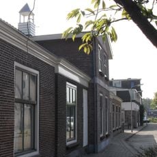Woningblok met dienstwoningen, voormalig kantoor en werkplaats