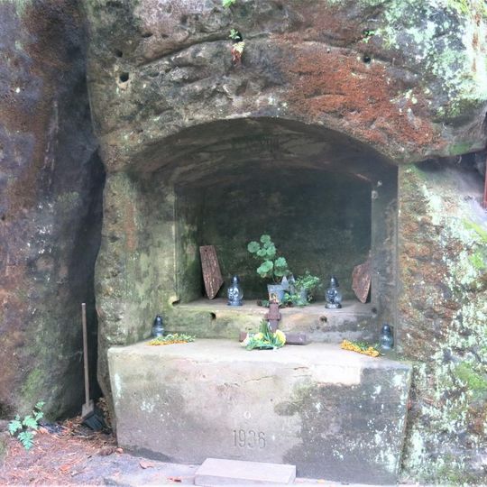 Skalní kaplička Božího hrobu v areálu Bratrského oltáře severovýchodně od České Kamenice