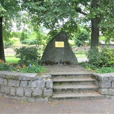 Pomník obětem 2. světové války v parku v centru Mikulášovic