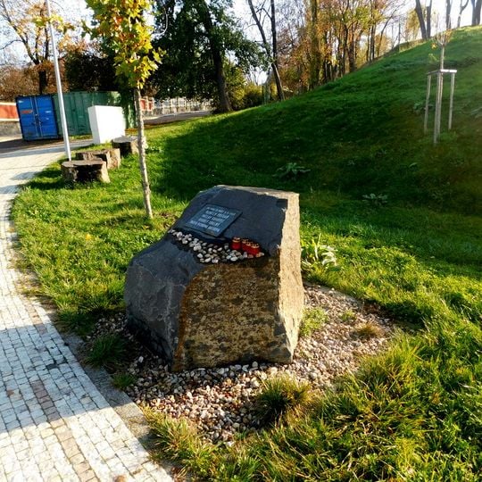 Pomník padlým 5. 5. 1945 v parku Marie Terezie na Hradčanech