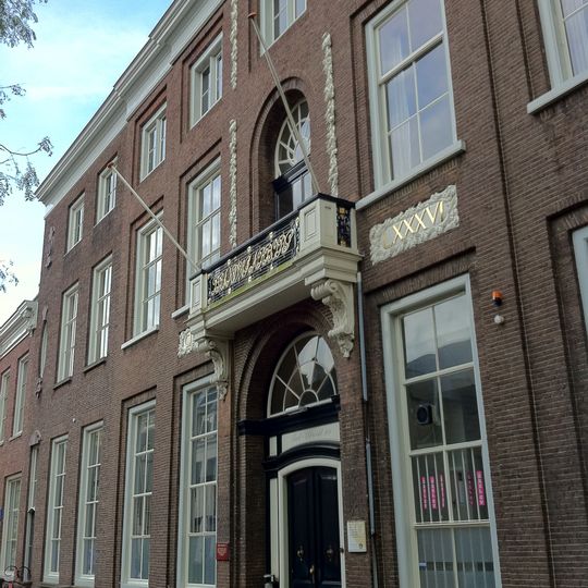 Statig herenhuis, beeldbouwwerk in middenpartij