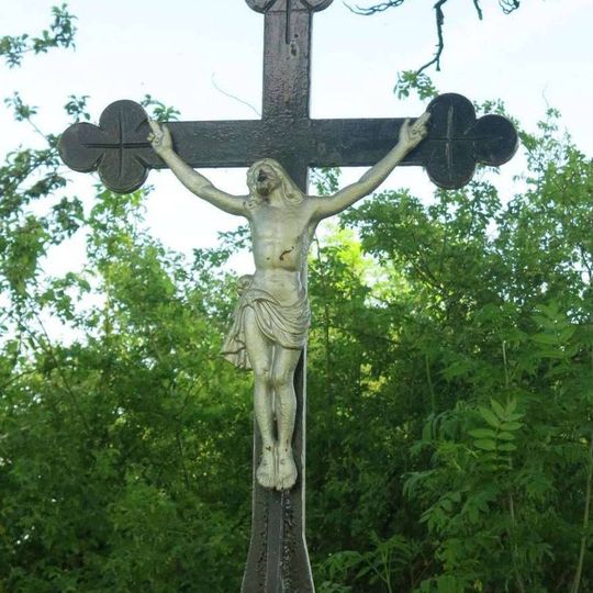 Kříž u rozcestí ke hřbitovu v Sutomi