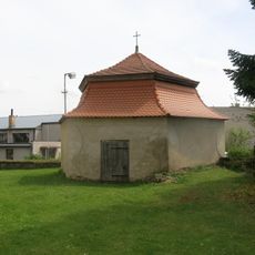 Kaple u kostela v Skalsku