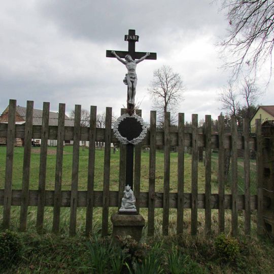 Kříž na západním okraji Služátek u čp.10