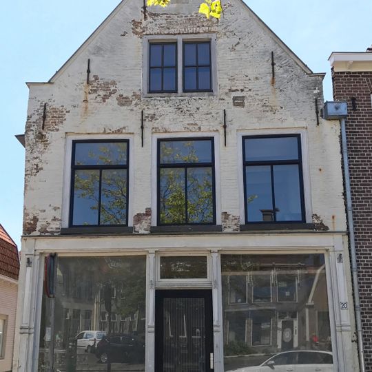 Pand onder lang zadeldak tegen topgevel