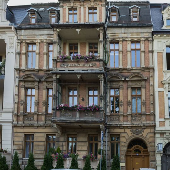 Mietshaus in geschlossener Bebauung mit Vorgarten Augustastraße 30