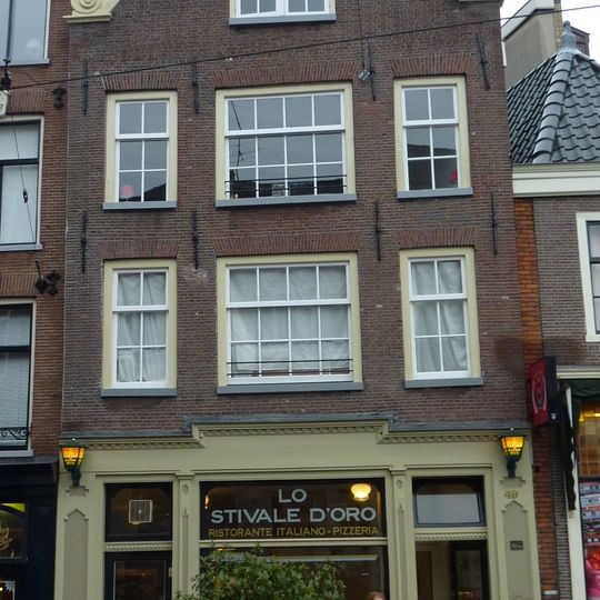 Huis waarvan de gevel wordt bekroond door een latere punttop