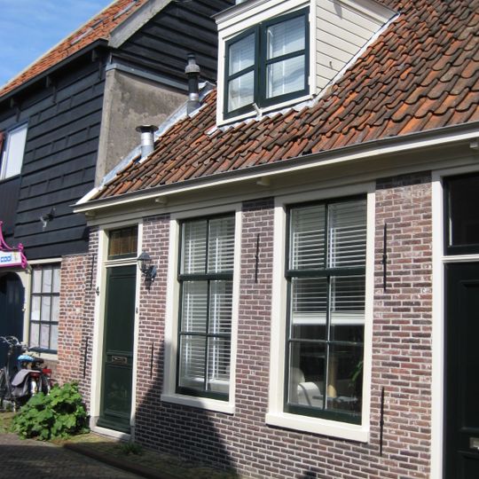 Rechterhelft van eenvoudig woonhuisje met lijstgevel