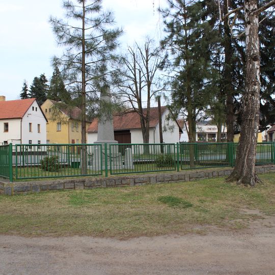 Pomník padlým v i. sv. válce na návsi v Křečovicích