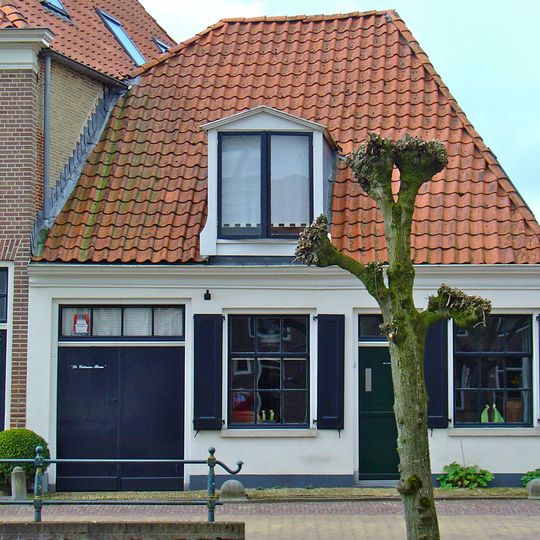 Hoogst eenvoudig verdiepingloos pandje met gepleisterde gevel