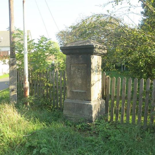 Podstavec ulomeného kříže na návsi v osadě Dolní Řepčice