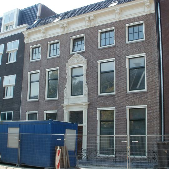 Vijf traveeën breed pand met voorbouw onder dwarsdak