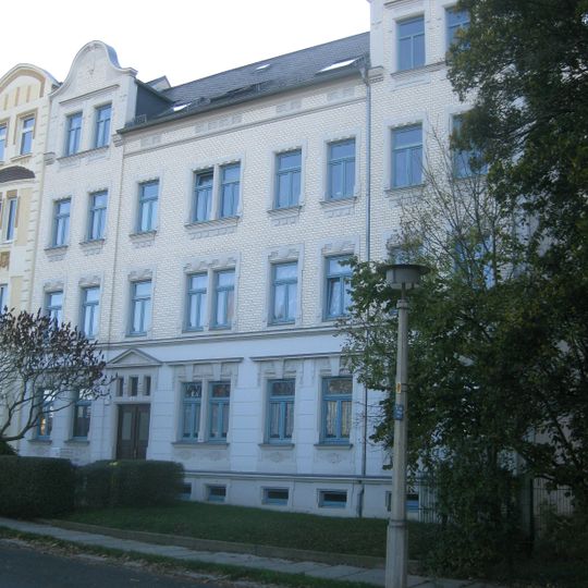 Mietshaus in halboffener Bebauung mit Vorgarten Kaulbachstraße 4