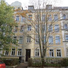 Mietshaus in geschlossener Bebauung mit Vorgarten Altendorfer Straße 9