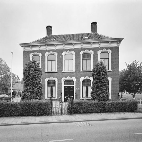 Julianalaan 15, Capelle