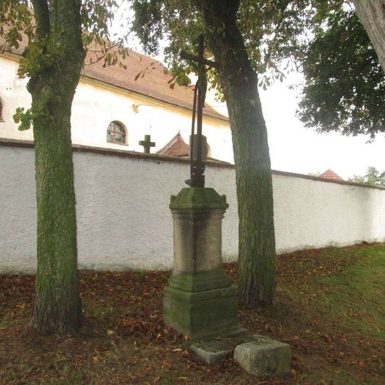 Kříž v Křečově u kostela