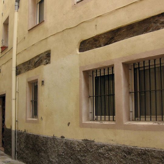 Biga de fusta al carrer Cardona