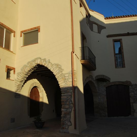 Restes de murs de la vila d'Alió