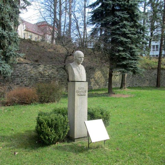 Busta MUDr. Jaroslava Pujmana v areálu nemocnice v Pelhřimově