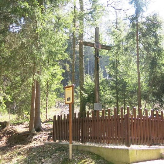 Kříž mrtvých v lese jihovýchodně od zámku Lemberk
