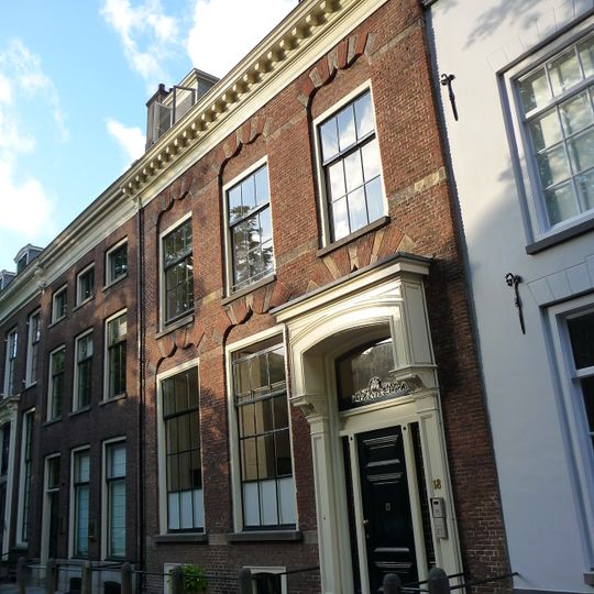 Pand met gevel met rechte kroonlijst en accoladen, ontlastingsbogen, natuurstenen banden en blokken