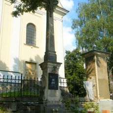 Kříž u kostela