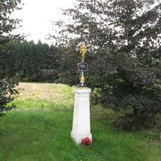 Kříž nad Luženičkami před rozcestím