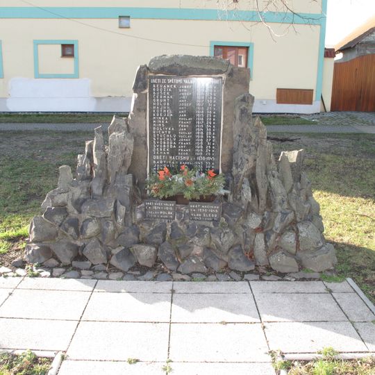 Pomník padlým na návsi v Radovesicích