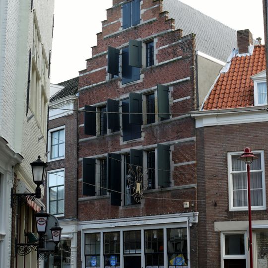 Huis met trapgevel waarin talrijke zandstenen banden en waterlijsten