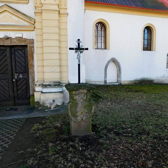 Kříž vpravo od vchodu kostela Povýšení svatého Kříže v Pyšelích