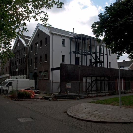 Voormalige branderij in sobere Eclectische stijl