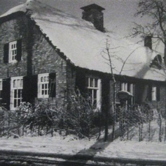 Boerderij onder rieten wolfdak, met dwarshuis en dwarsdeel