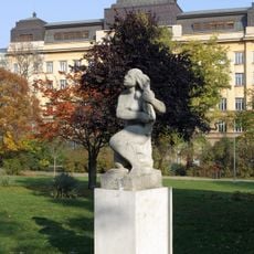 Česající se dívka